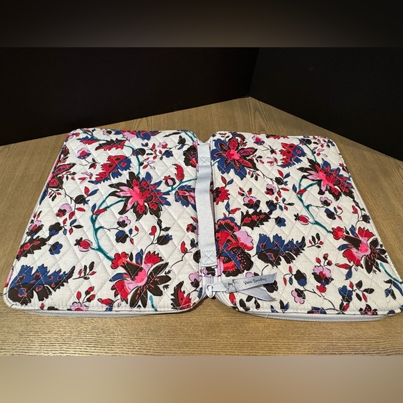 Vera Bradley Grey with Floral Quilted 10” iPad zippered Case. - Picture 8 of 11